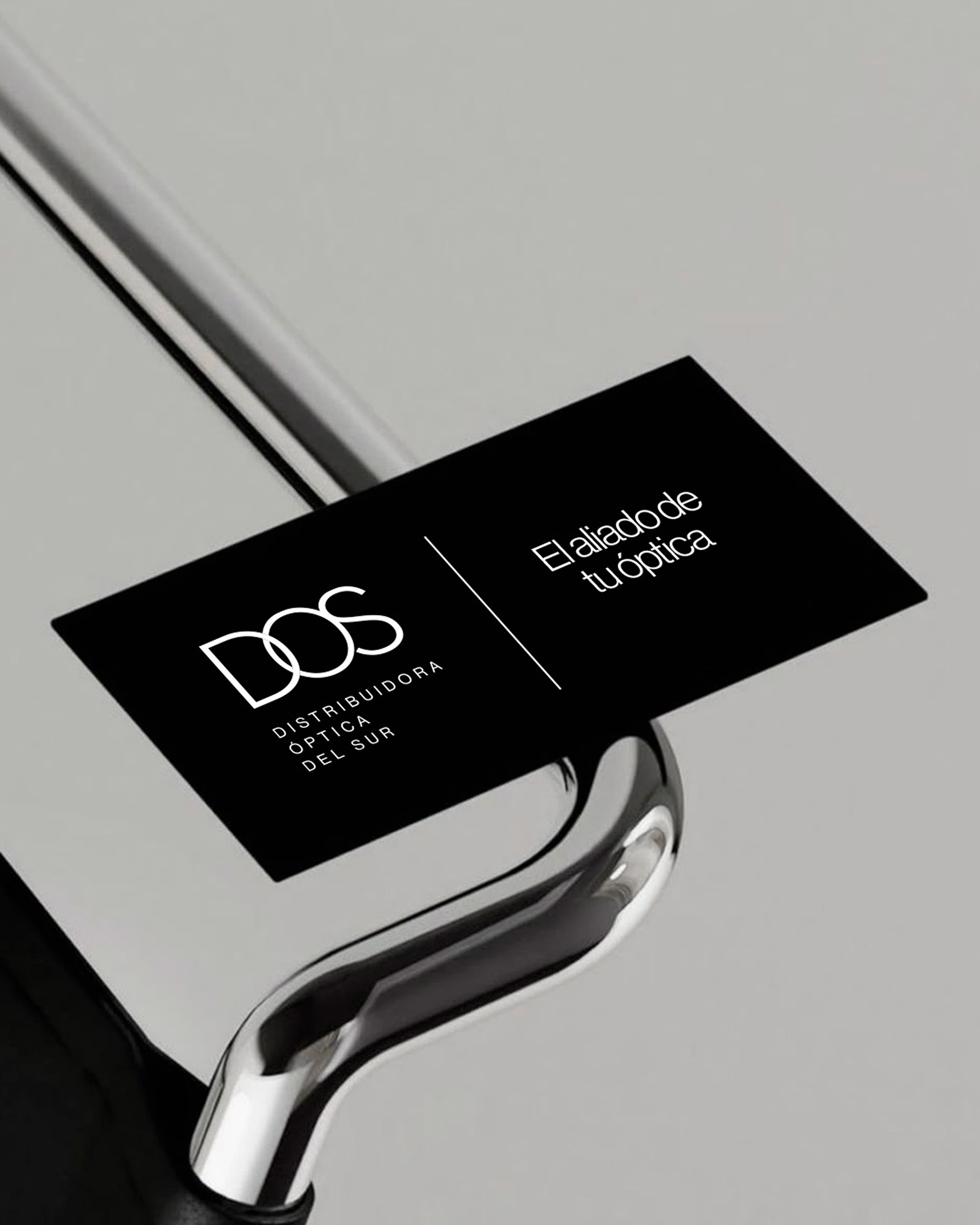 Tarjeta de D.O.S. con la frase El aliado de tu óptica